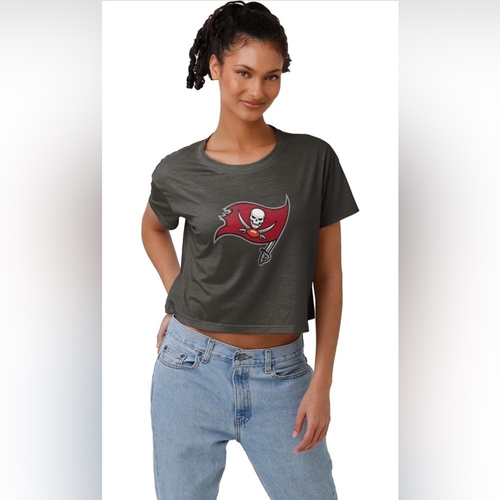 NWT- FOCO Women's NFL Tampa Bay Buccaneers Fashion Crop Top Shirt